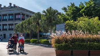 Apart from dining areas and commercial shops, the promenade links the Murray House to open plazas that provide accessible and comfortable environment for visitors and nearby residents.